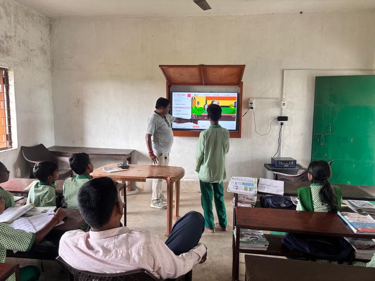 Students participating in a SATHI smart classroom session